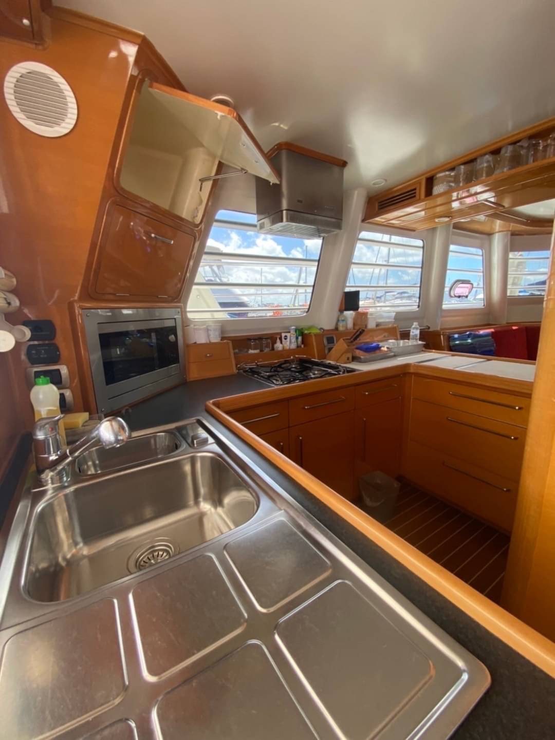 LION KING YACHT image 10
